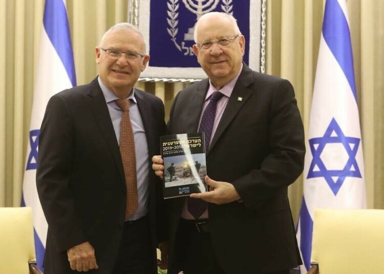 من يحكم اسرائيل في الظل؟