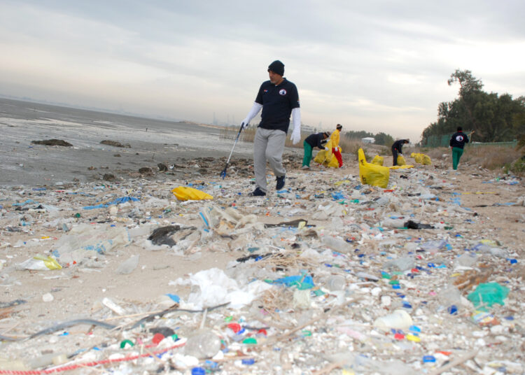 التلوث البحري تهديد متصاعد للصحة والسياحة في الكويت